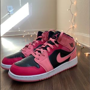Air Jordan 1 Mid Youth size 7= Women’s size 9